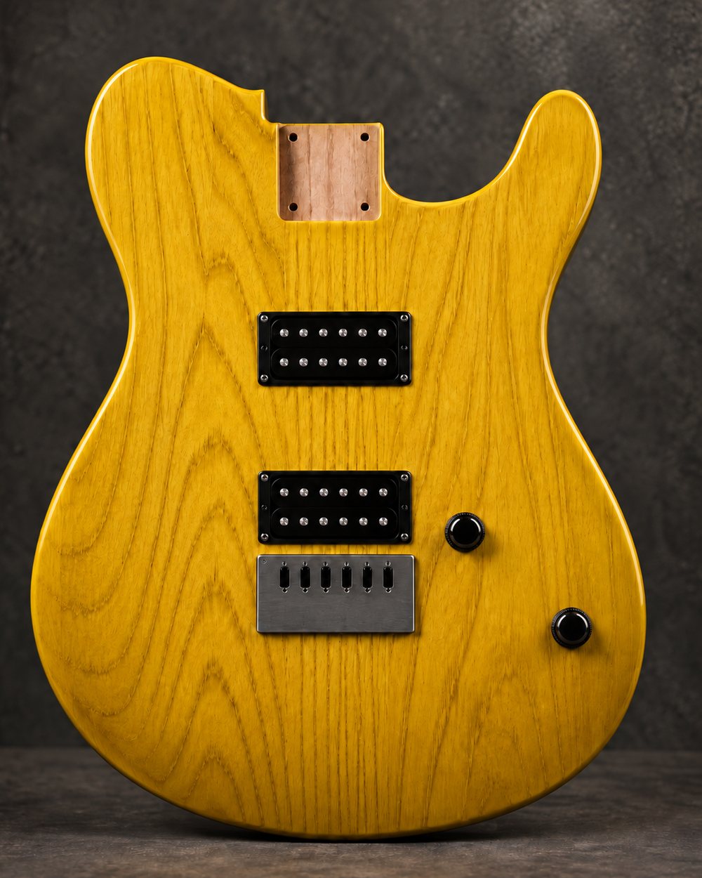 Single-Cut body, finished, with pickups and controls fitted
